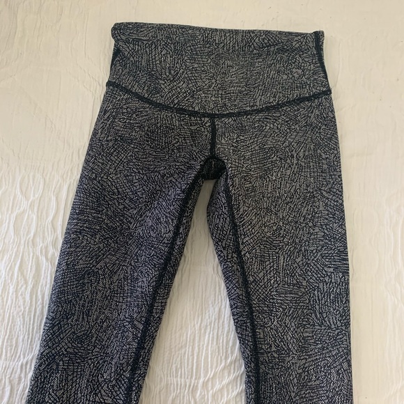 Lululemon pattern legging - Picture 3 of 4